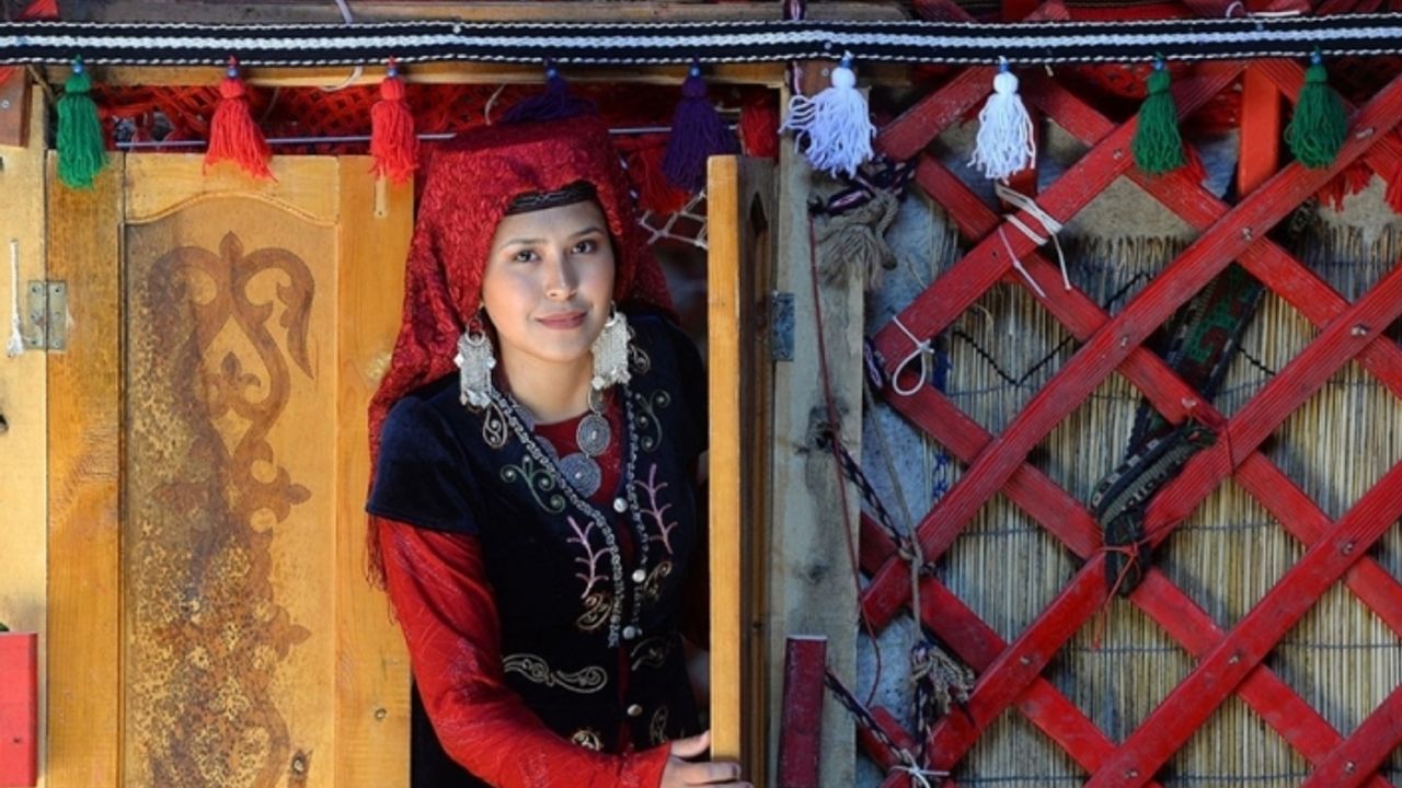 Kırgız Türkleri zafer kutlamalarına renk katıyor