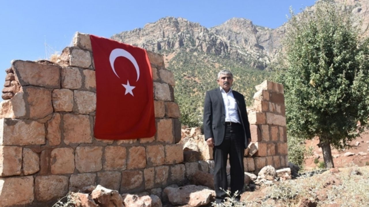 Türk bayrağı asarak PKK'nın katlettiği yakınlarını anıyor
