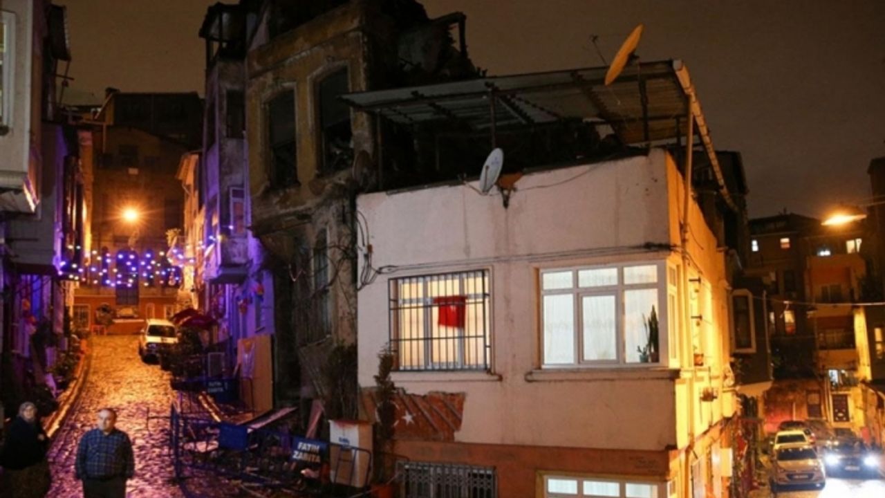 İstanbul'da metruk binanın bir bölümü bitişiğindeki binanın üzerine çöktü