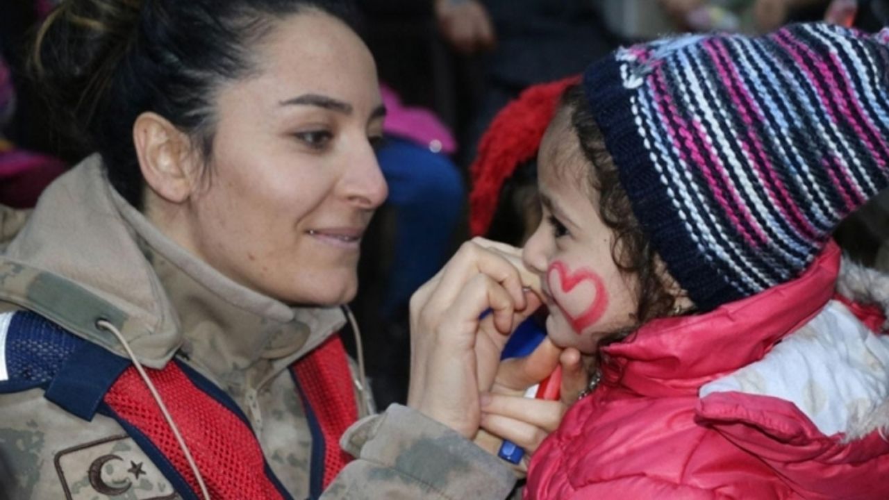 Elazığ'da Kadın astsubaylar depremzede çocukları yalnız bırakmıyor