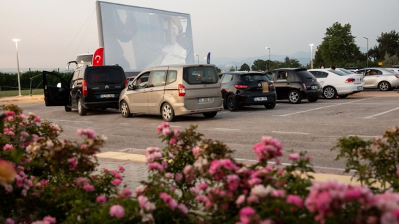 Bursa'da açık hava sineması ile vatandaşlara keyifli anlar yaşatıyor.