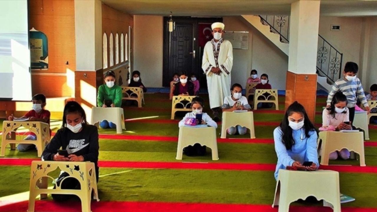 Mahalle imamı camiyi namaz vakitleri dışında sınıfa dönüştürüyor