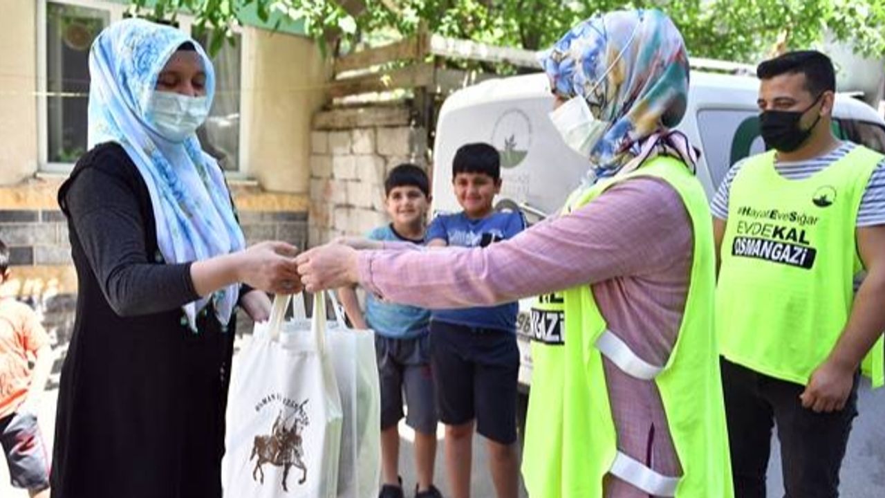 Osmangazi Belediyesi, ihtiyaç sahibi ailelerin çocuklarının yüzünü güldürdü.