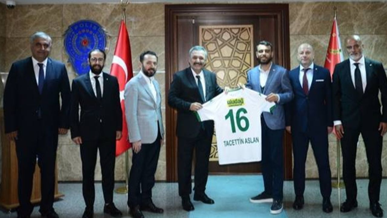 Bursaspor Yönetimi Bursa Emniyet Müdürü Tacettin Aslan'ı makamında ziyaret etti.
