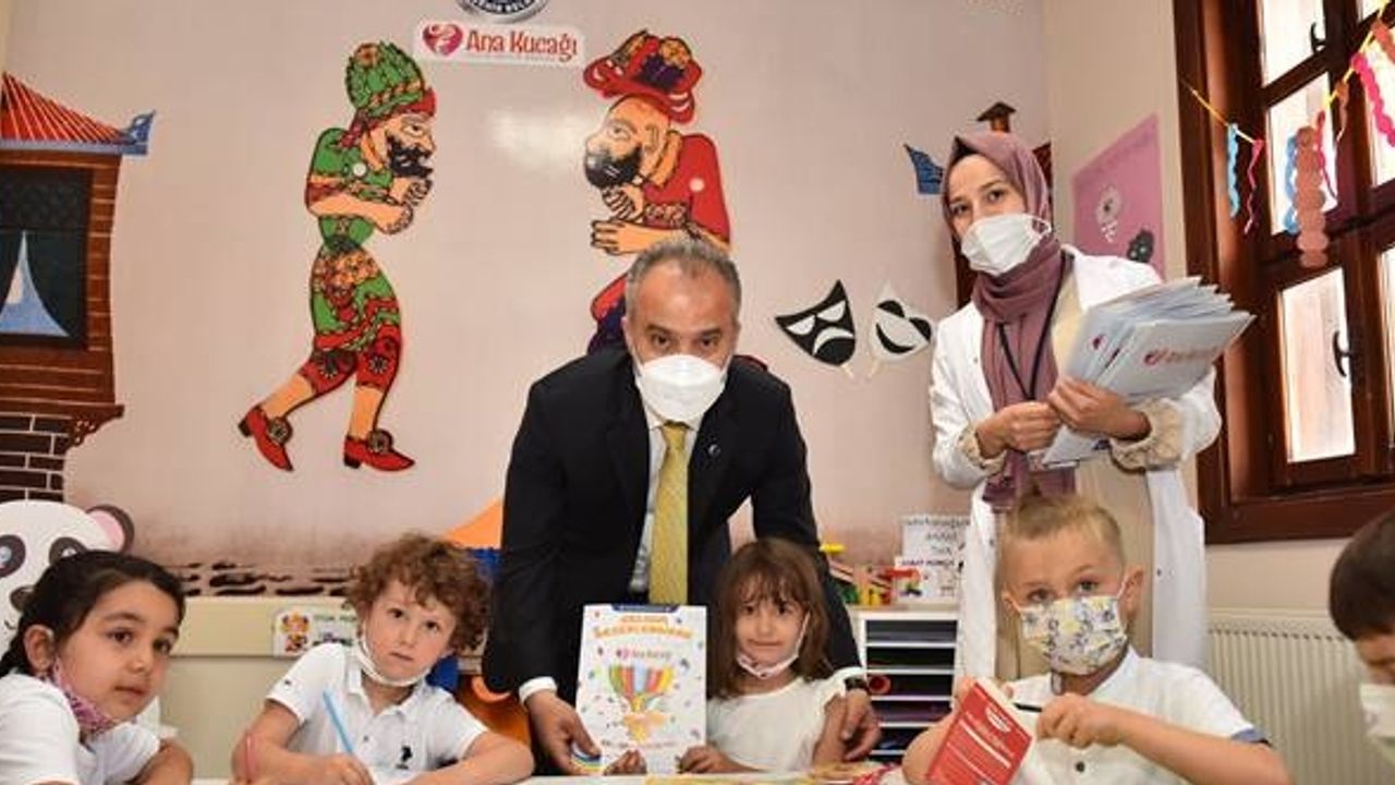 Başkan Alinur Aktaş, çocuklara karnelerini dağıttı.