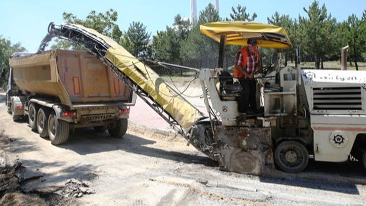 Nilüfer Belediyesi, kentin cadde ve sokaklarında hem sıcak asfalt kaplaması yapıyor