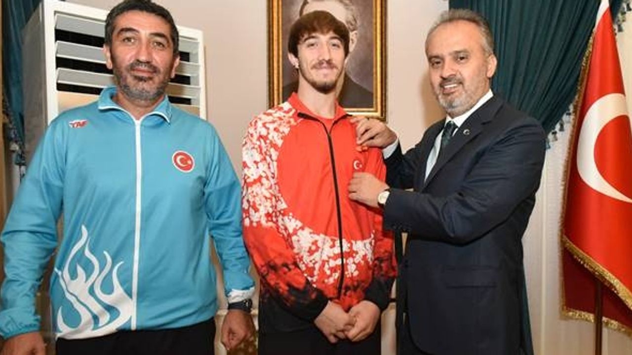 Başkan Aktaş: Dünya şampiyonu olan Bursalı sporcu Berke Akçam’ı ağırladı.