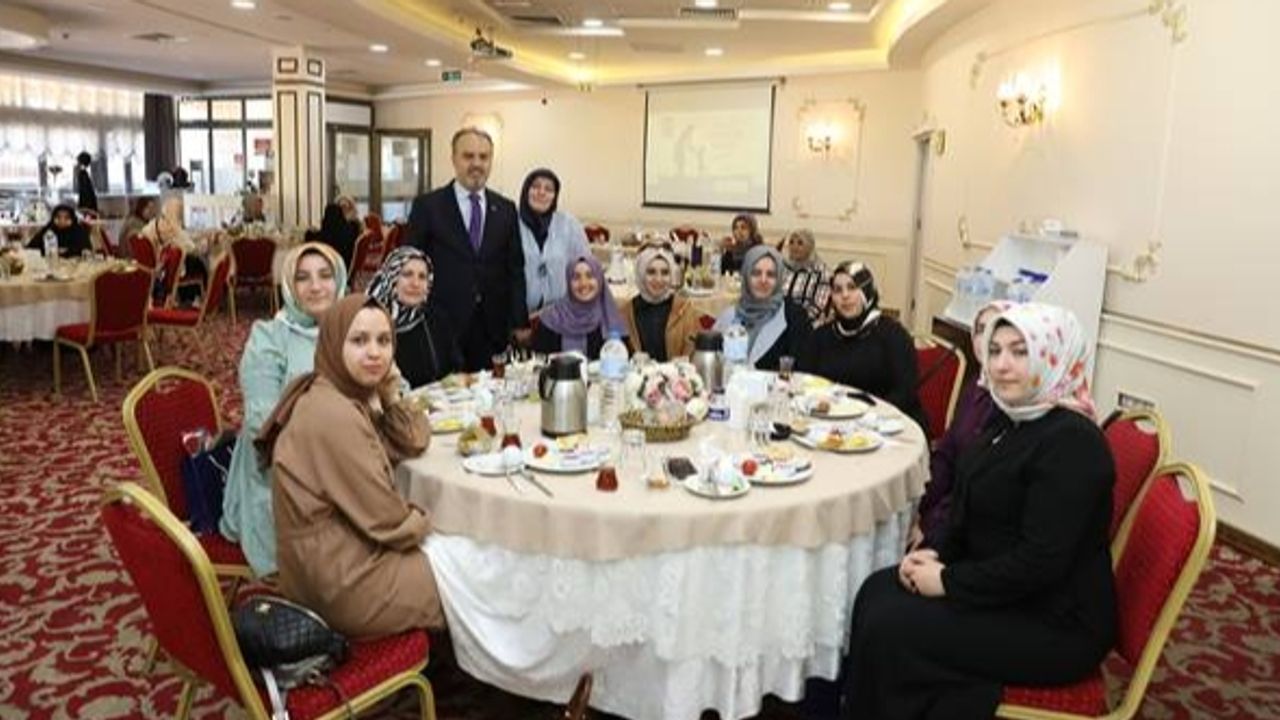 Başkan Alinur Aktaş, karanfil dağıttığı annelerin Anneler Günü’nü kutladı.