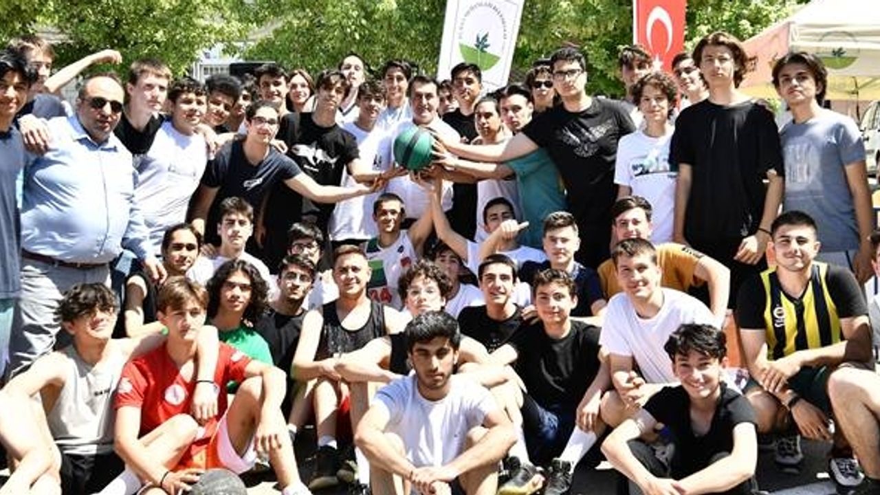 Başkan Mustafa Dündar da gençlerle birlikte basketbol oynadı.