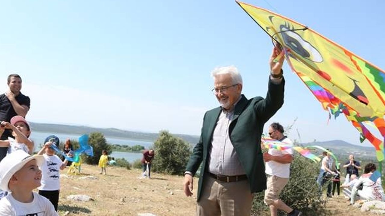 Başkan Turgay Erdem de çocuklarla birlikte uçurtma uçurdu