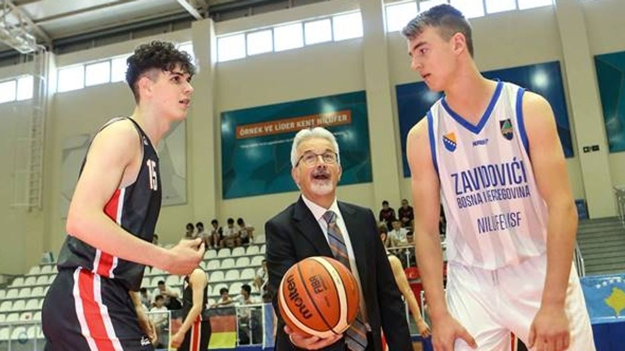 Basketbol Turnuvası, Nilüfer Belediye Başkanı Turgay Erdem’in hava atışı ile başladı.