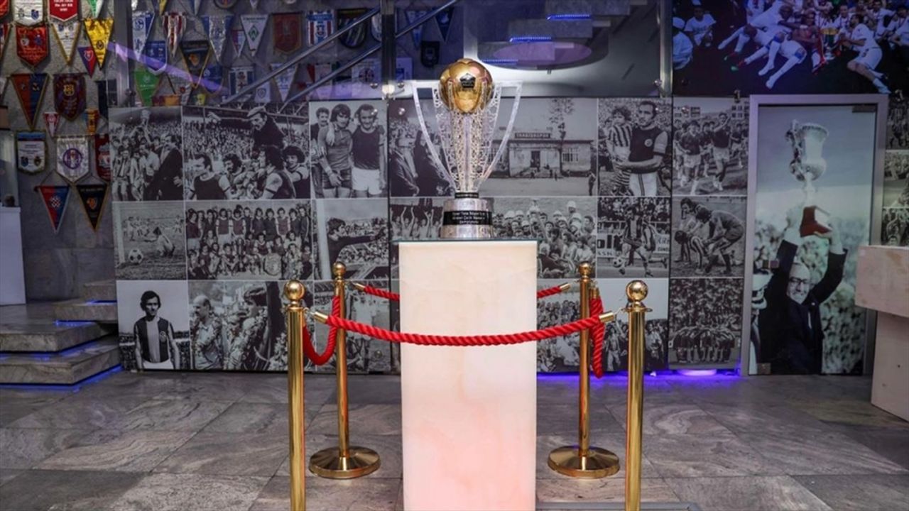 Trabzonspor'un şampiyonluk kupası müzedeki yerini aldı