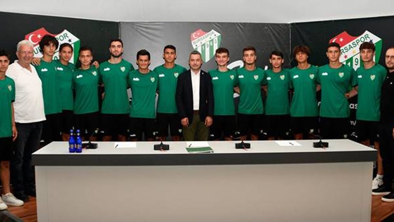 Bursaspor'da 13 futbolcu profesyonel imzalarını attılar.