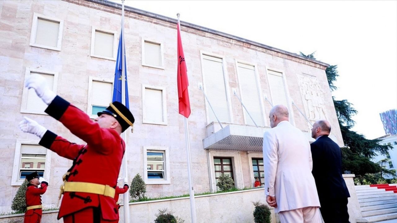 Arnavutluk'ta AB bayrağı göndere çekildi