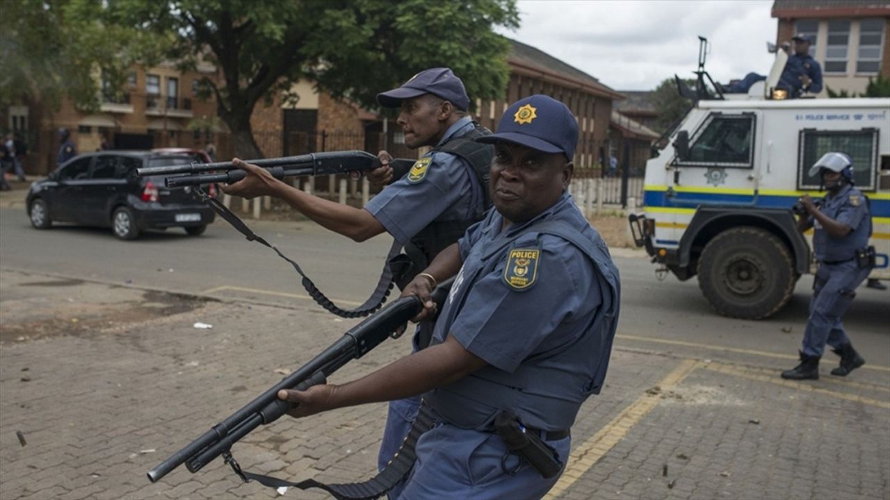 Güney Afrika'da silahlı saldırılarda en az 21 kişi hayatını kaybetti.