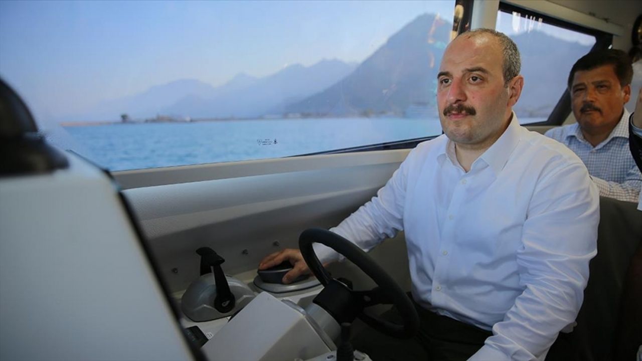 Bakan Varank, Antalya'da insansız deniz aracını kullandı