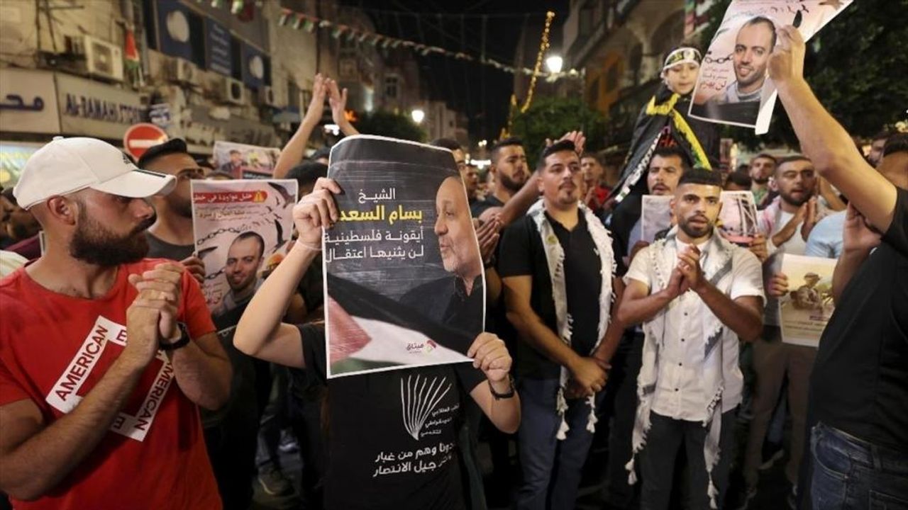 Batı Şeria'da İsrail'in saldırdığı Gazze'ye destek yürüyüşleri düzenlendi