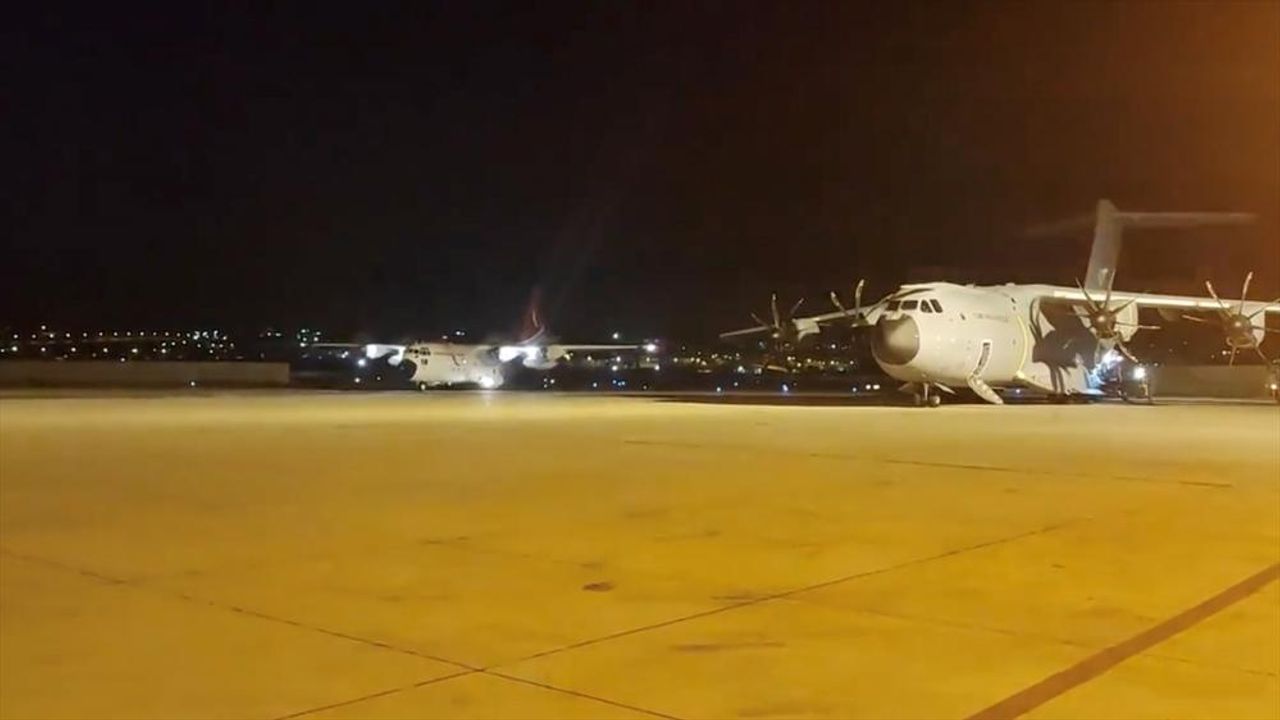 Pakistan'a yardım malzemeleri taşıyan iki uçak gitti