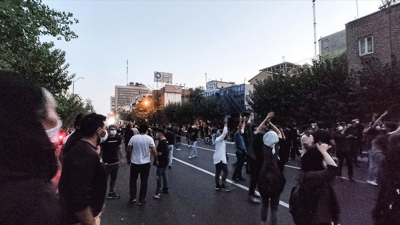 İran devlet televizyonu gösterilerde ölenlerin sayısının 35'e ulaştığını açıkladı