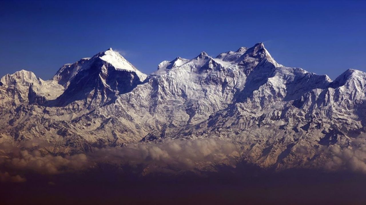 Himalayalar'da çığ düşmesi sonucu 10 dağcı öldü.