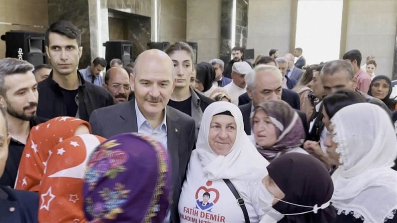 Bakan Soylu, Diyarbakır anneleri ile bir araya geldi
