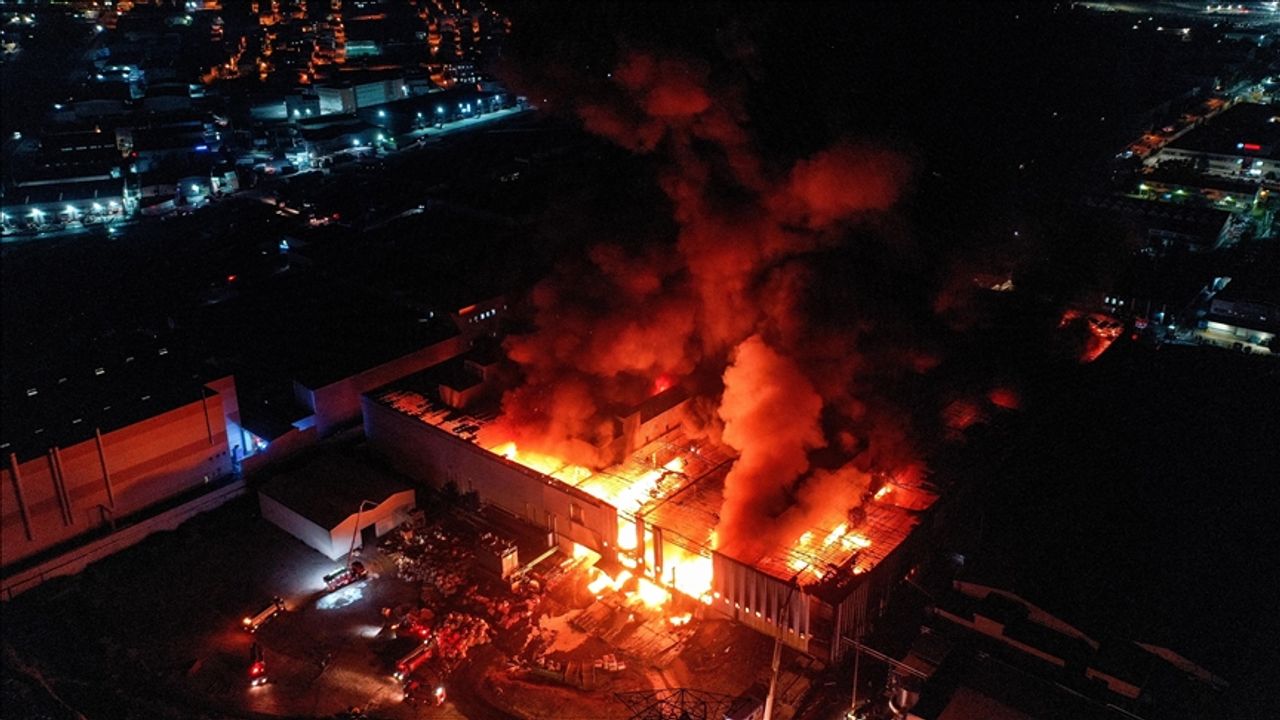 Bursa'da yanan tekstil fabrikasından çıkan duman kenti kapladı