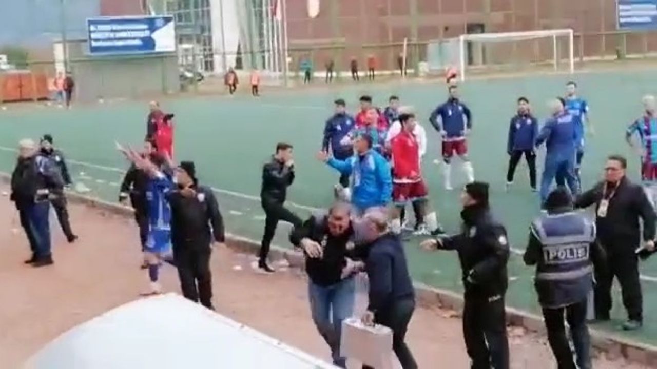 Bursa’da amatör maçta olaylar çıktı.