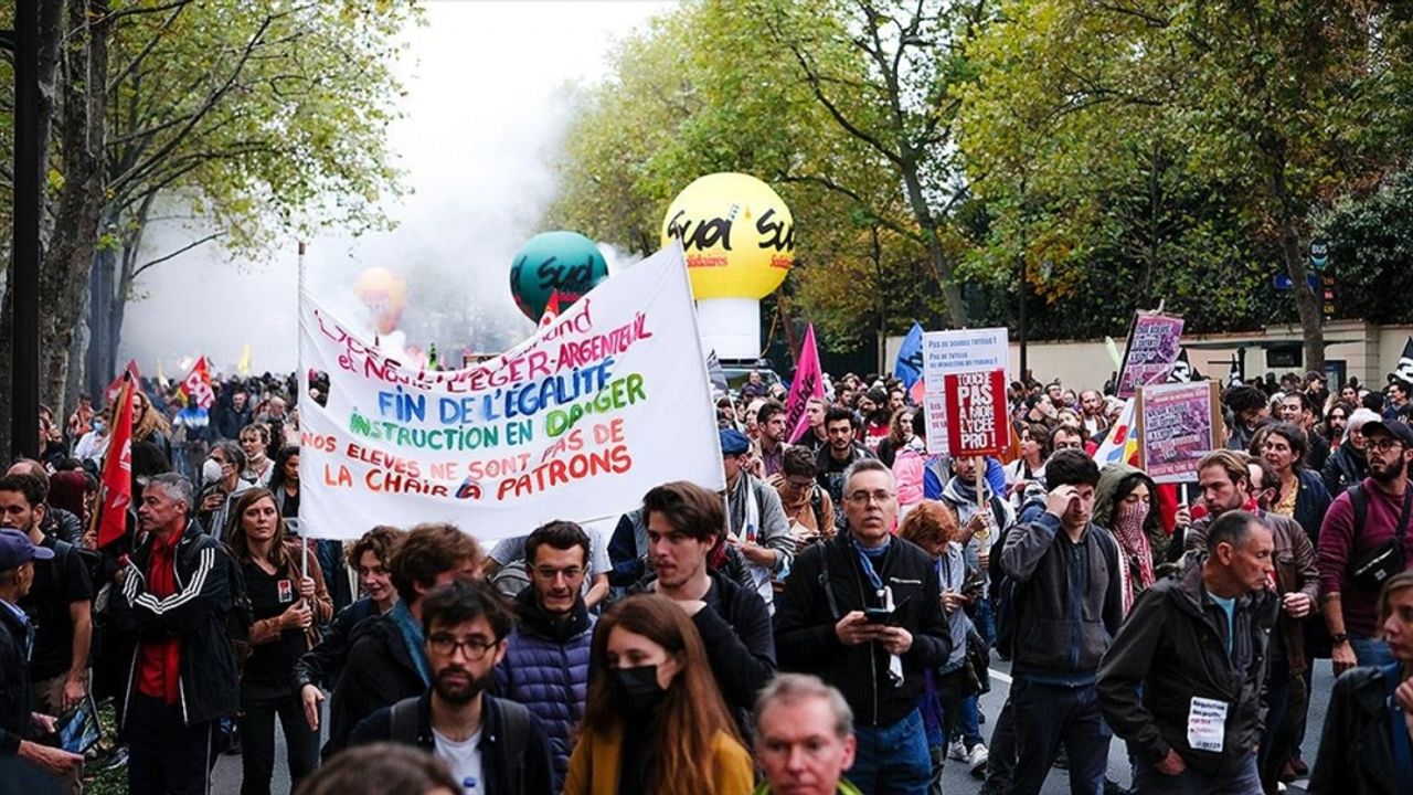 Fransız Bakan, greve giden işçilerini "empati yoksunu" olmakla suçladı