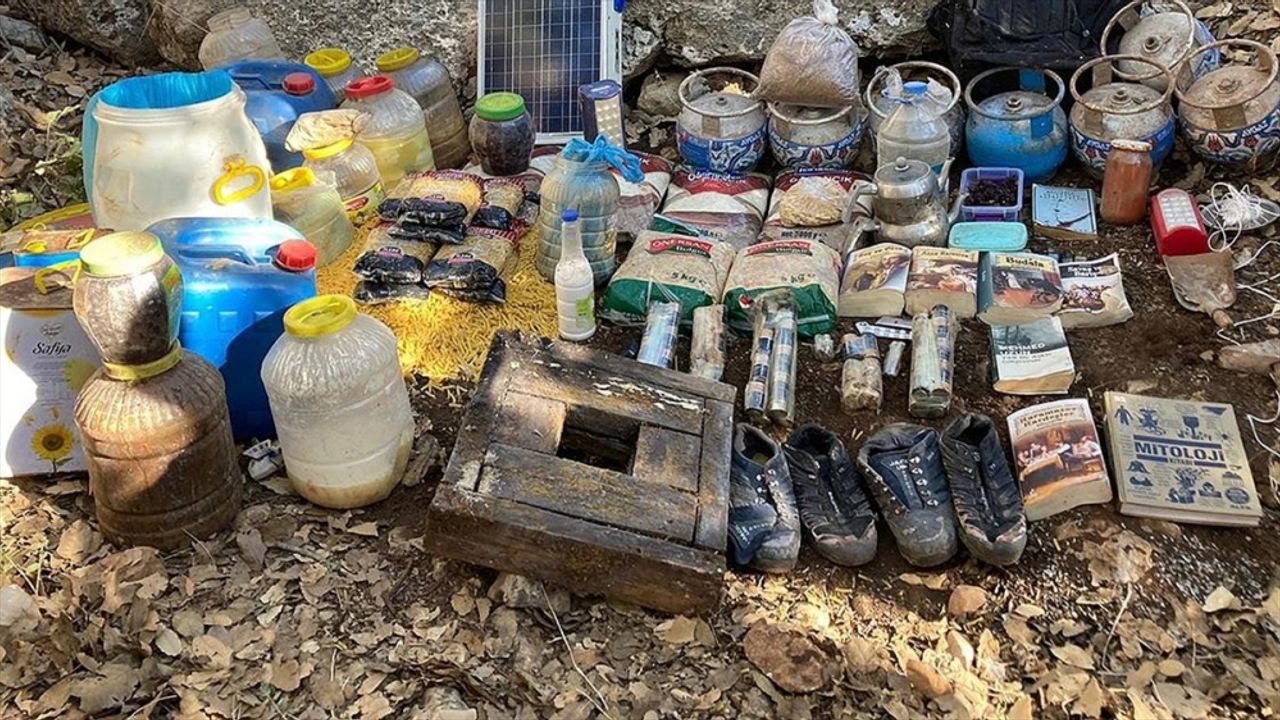 PKK'lı teröristlerin kullandığı sığınakta patlayıcı madde ele geçirildi