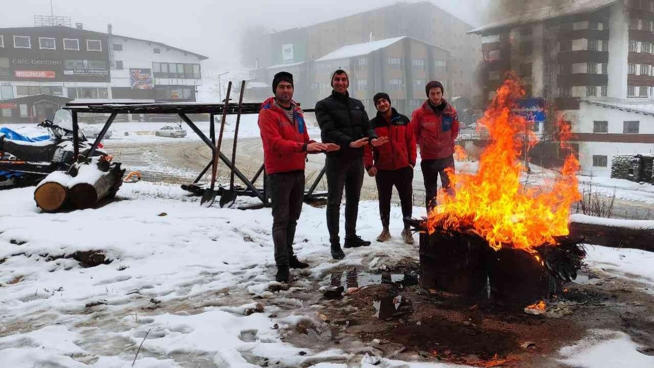 Türkiye’de kış turizminin kalbi olan Uludağ’a kar yağdı.