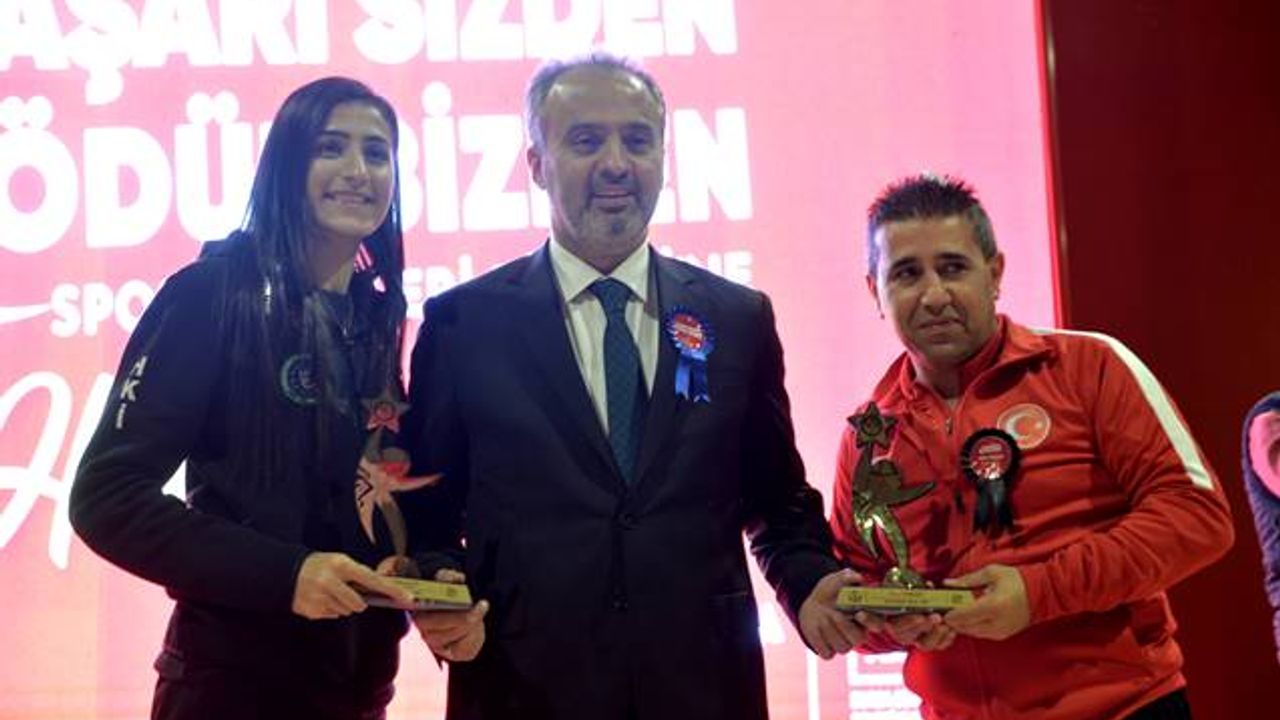 Bursa Büyükşehir Belediyesi'nden Sporun yıldızlarına ödül yağmuru