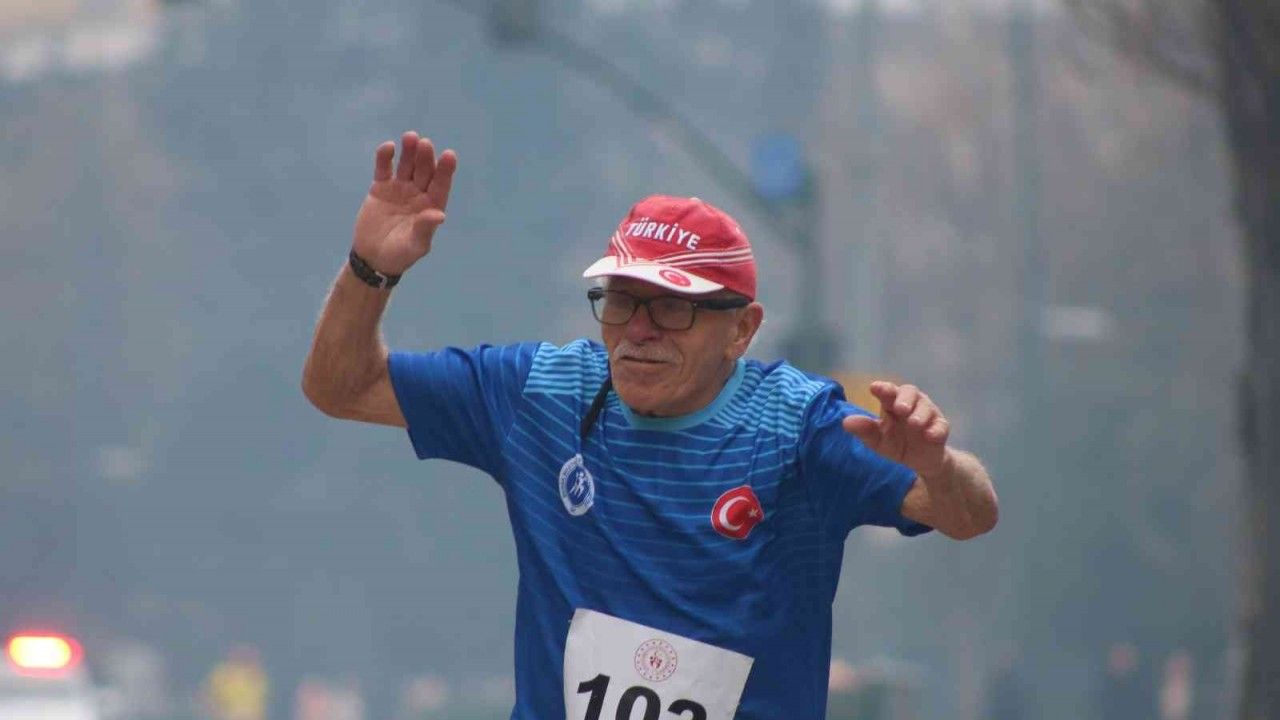 Bursa'da 82. yaşında gümüş madalyanın sahibi oldu