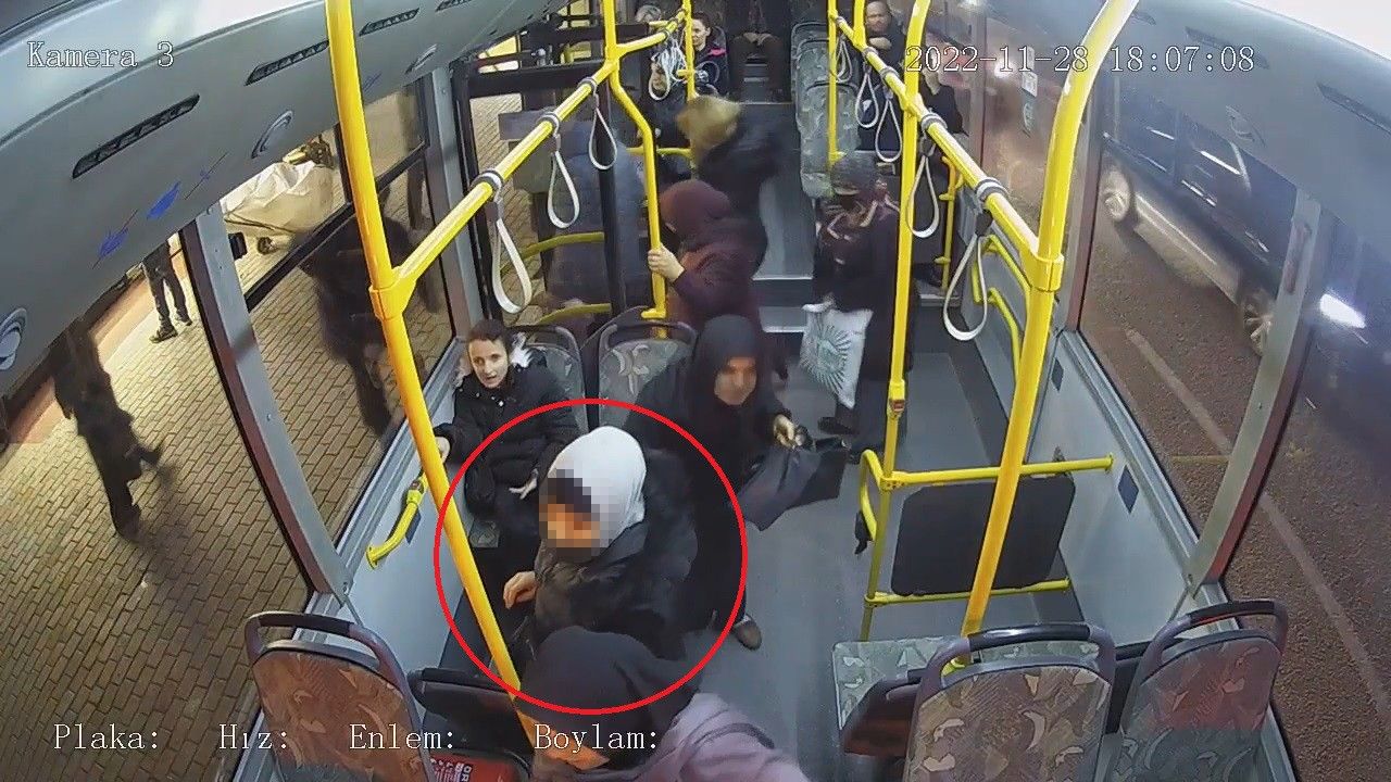 Bursa’da halk otobüsündeki hırsızlık anı kameralarda