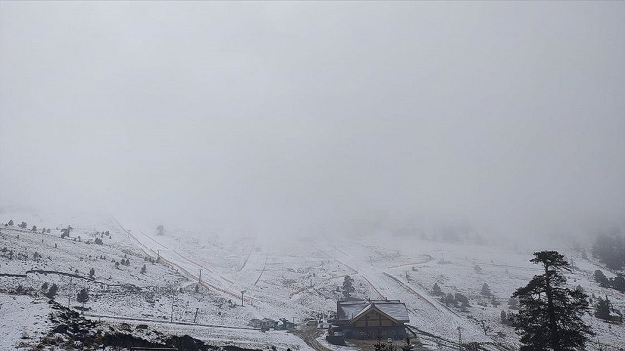 Kartalkaya'da kar yağışı etkili oluyor