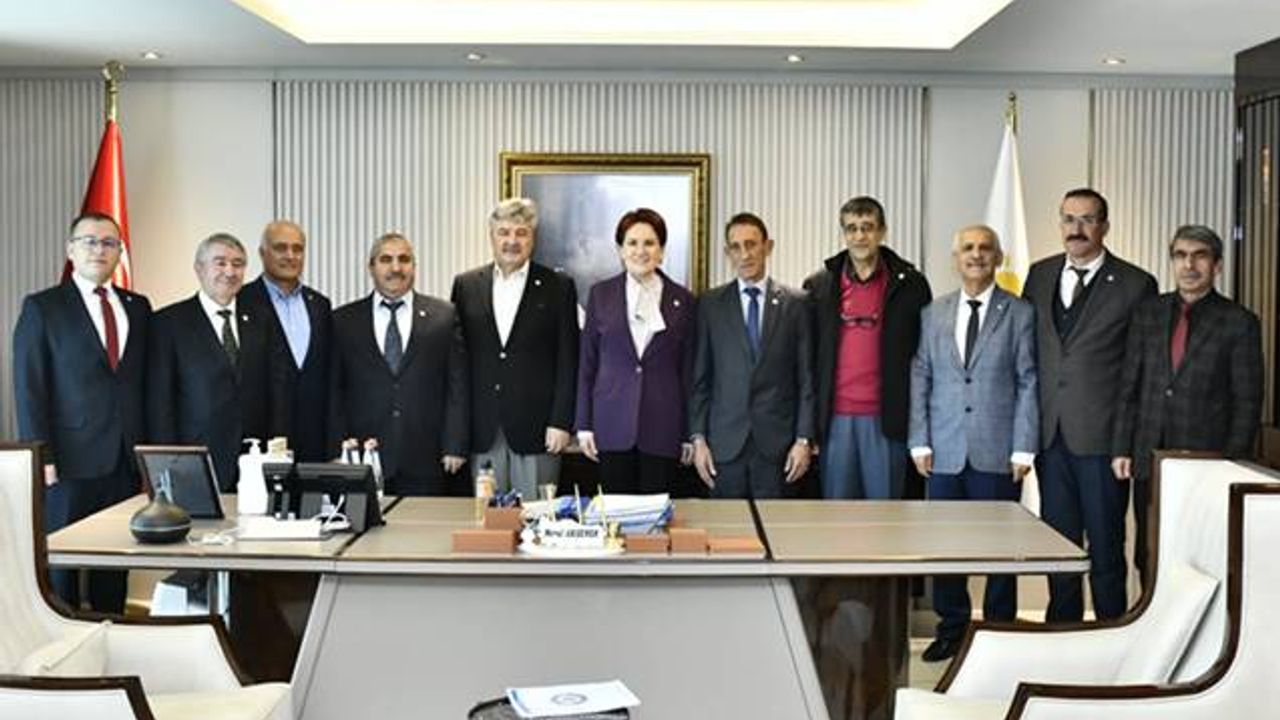 İYİ Parti lideri Meral Akşener, yeni katılan üyelere rozetlerini taktı.