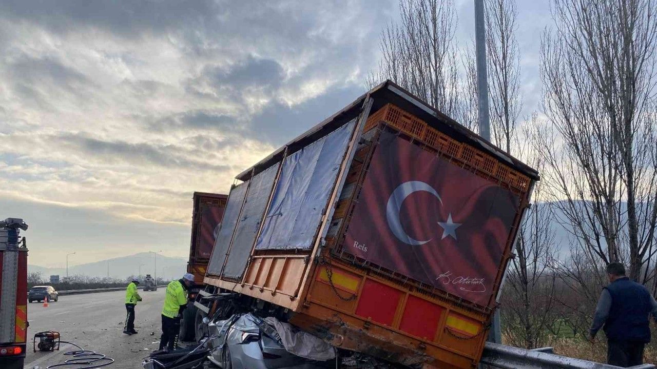 Bursa’da TIR’a çarpan otomobil, dorsenin altına girdi : 1 ölü