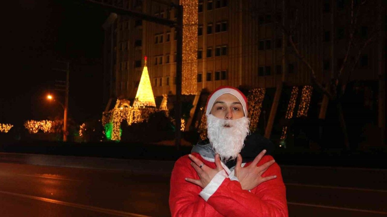 Bursa'da Bu Noel Baba bacada değil anayolda geziyor