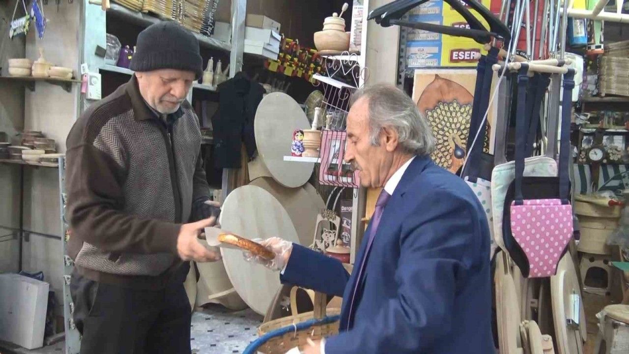 Bursa'da "Kravatlı Simitçi" tarihi çarşının neşe kaynağı