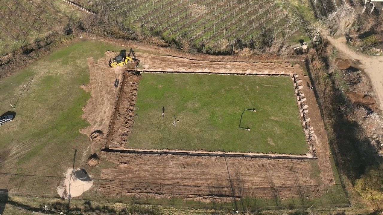 Gürsu Kazıklıköy Mahallesi’ne futbol sahası yapılıyor.