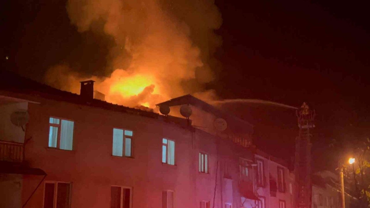 İnegöl'de 3 katlı apartmanın çatısı alev alev yandı