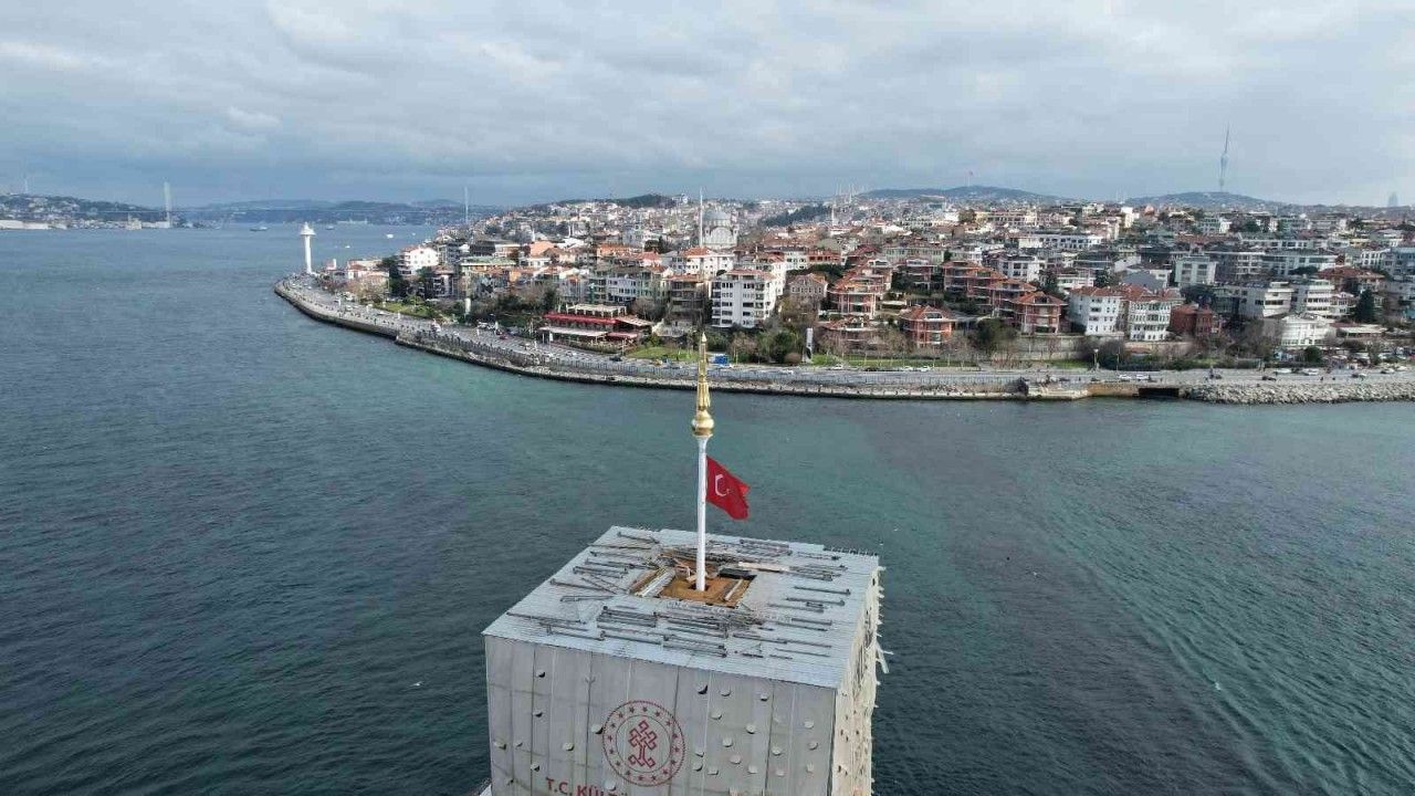Kız Kulesi’nde Türk Bayrağı ve alem ortaya çıktı