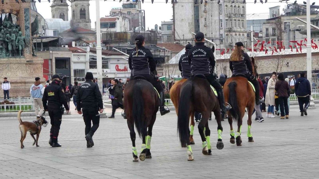 Taksim’de atlı polislere yoğun ilgi