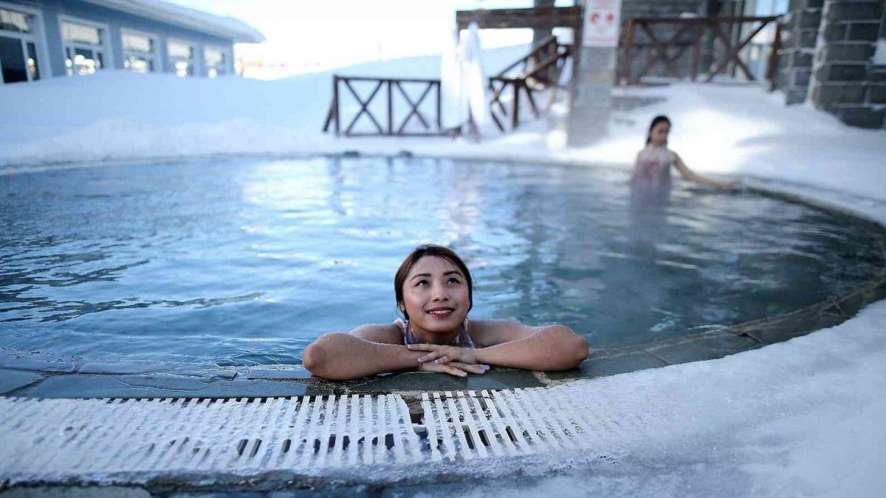 Uludağ’a gelenler soğukta sıcak havuzun keyfini çıkartıyor