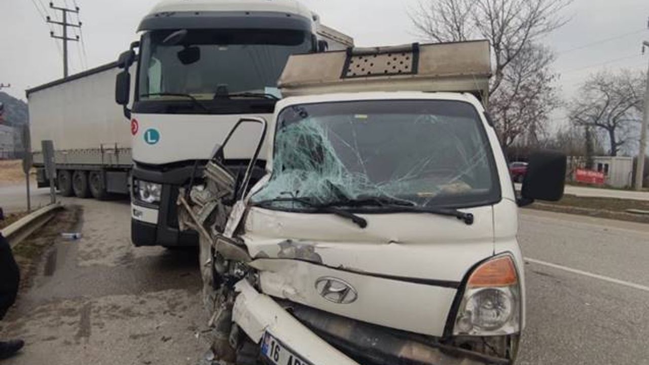 Bursa’da TIR ile kamyonet çarpıştı.