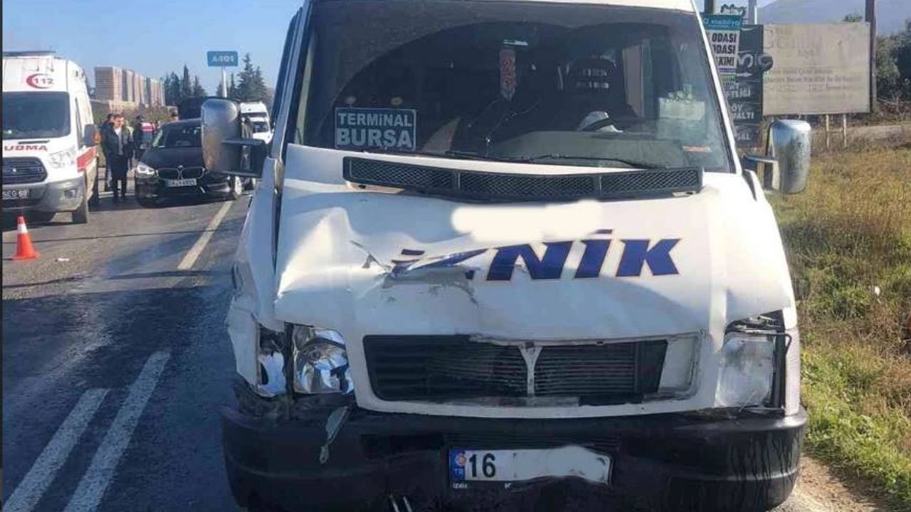 Bursa’da minibüs otomobille çarpıştı: 7 yaralı