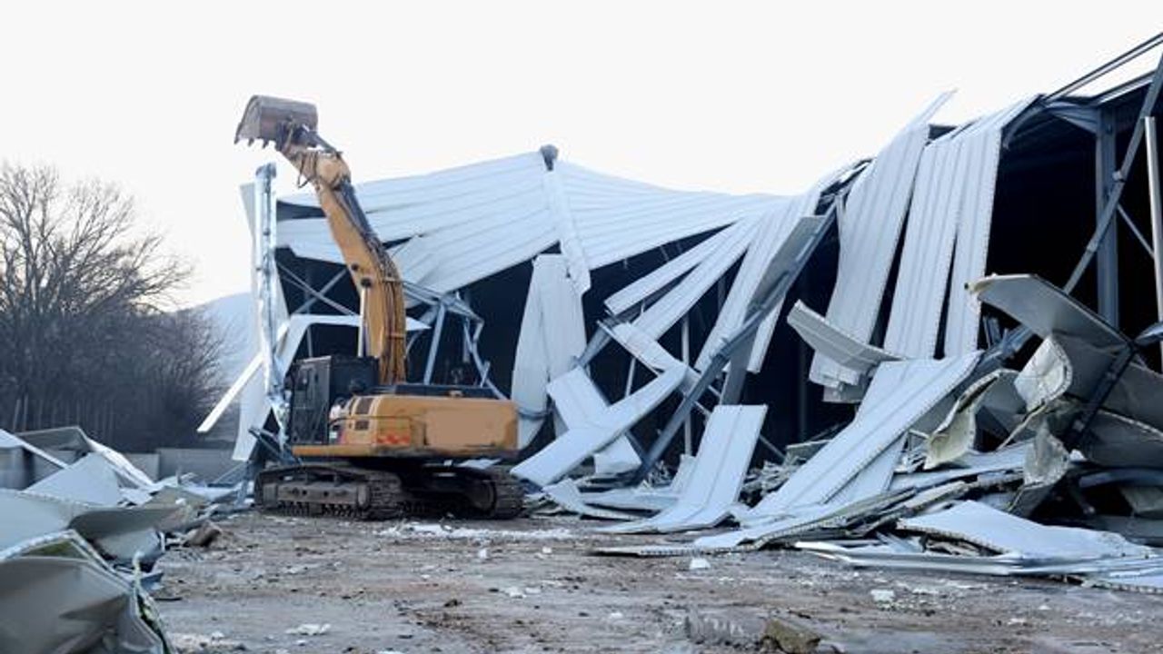 Nilüfer Belediyesi yıkım ekipler, yapılan ruhsatsız yapıları yıktı