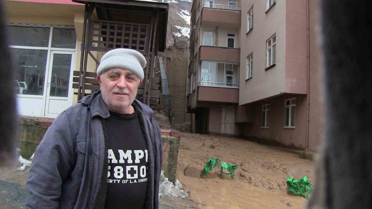 Artvin’in Borçka ilçesinde heyelan riski nedeniyle bazı evler boşaltıldı