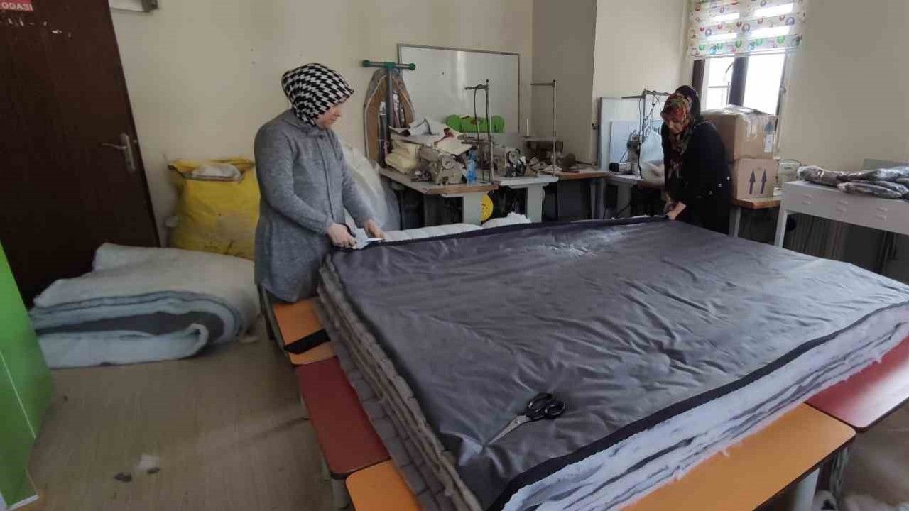 Bursa’da kadınlar uyku tulumu ve yağmurluk üretip deprem bölgesine gönderiyor