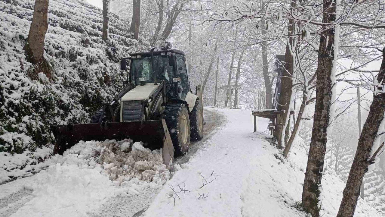 Rize’de kar yağışından ötürü 26 köy yolu ulaşıma kapandı