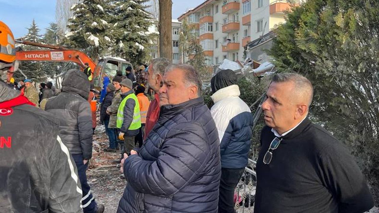 Ahmet Özal, Depremzedelerin yardımına koştu